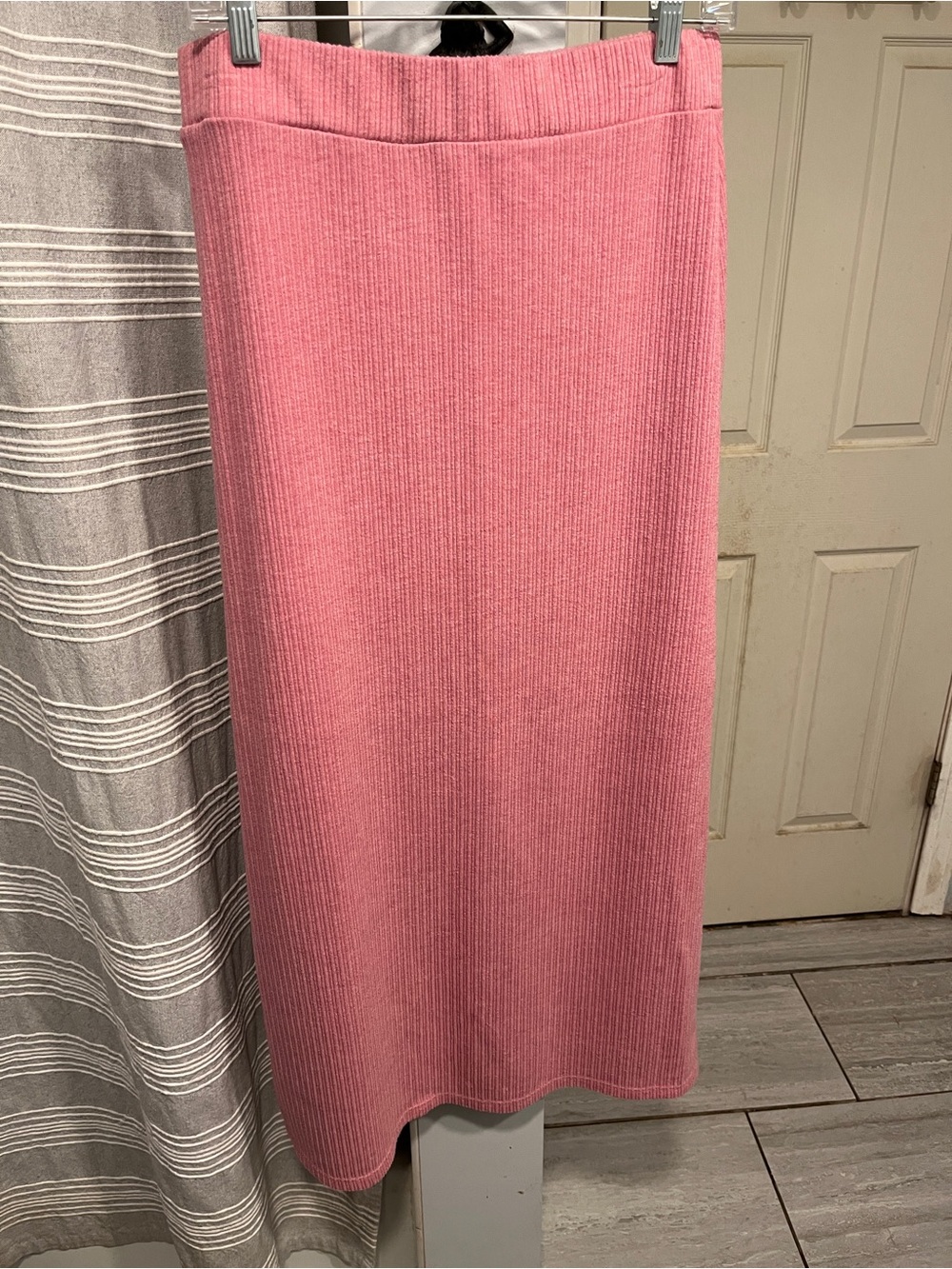 HALARA Rose Ribbed Maxi Skirt